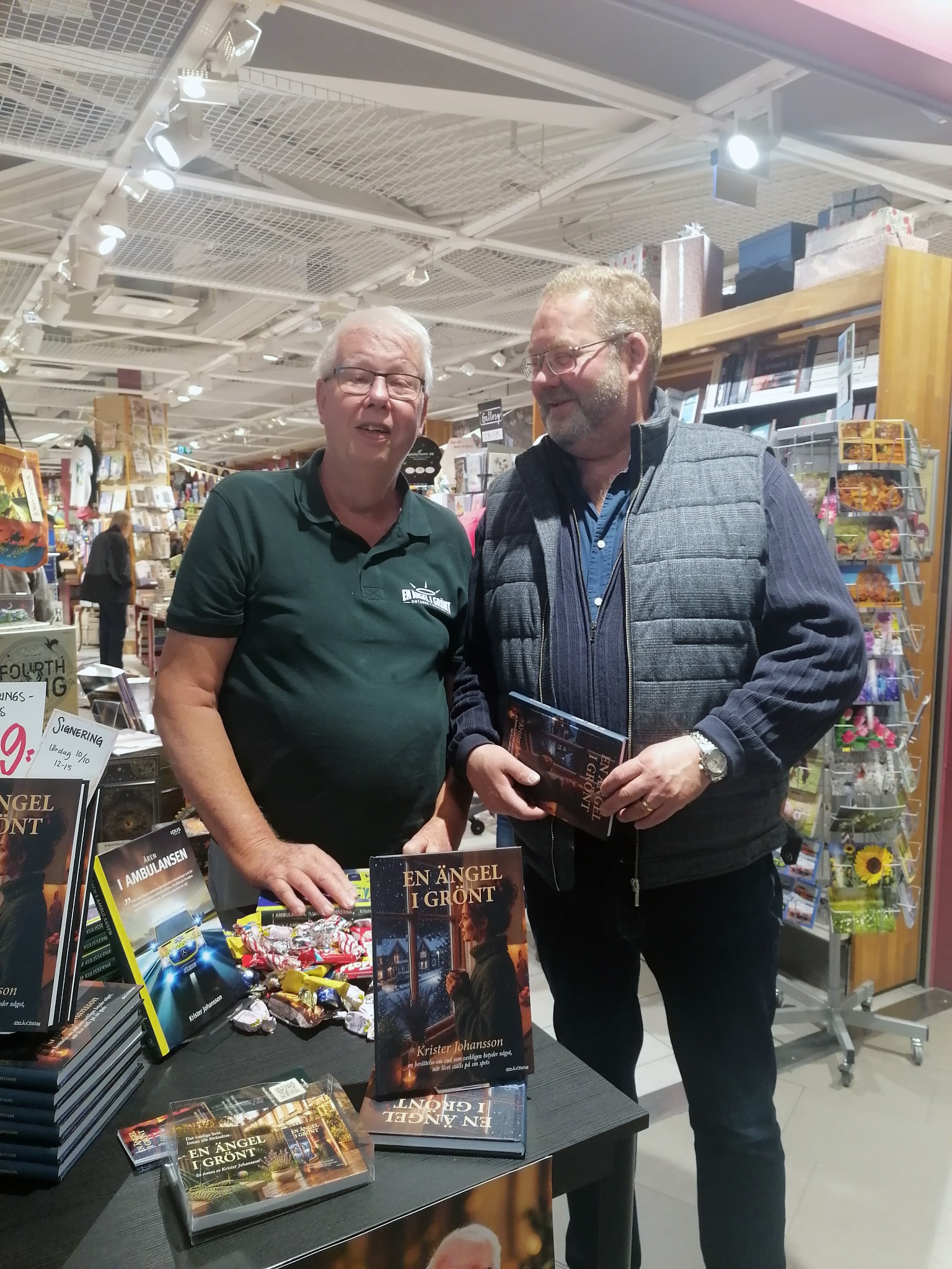 Krister Johansson tillsammans med en läsare på Böcker & Blad