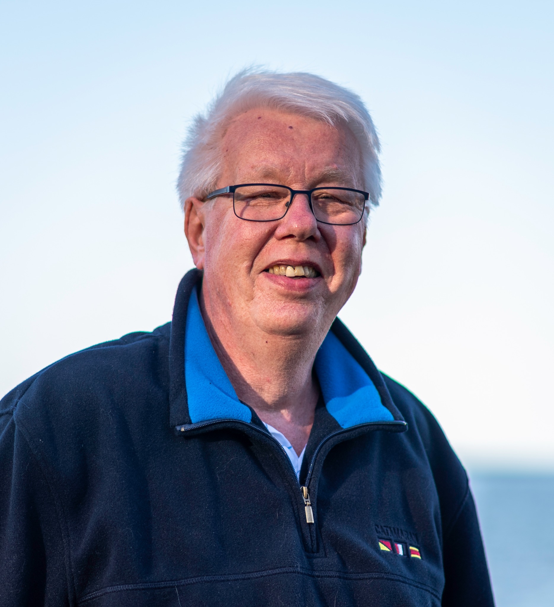 Porträtt av Krister Johansson mot blå himmel