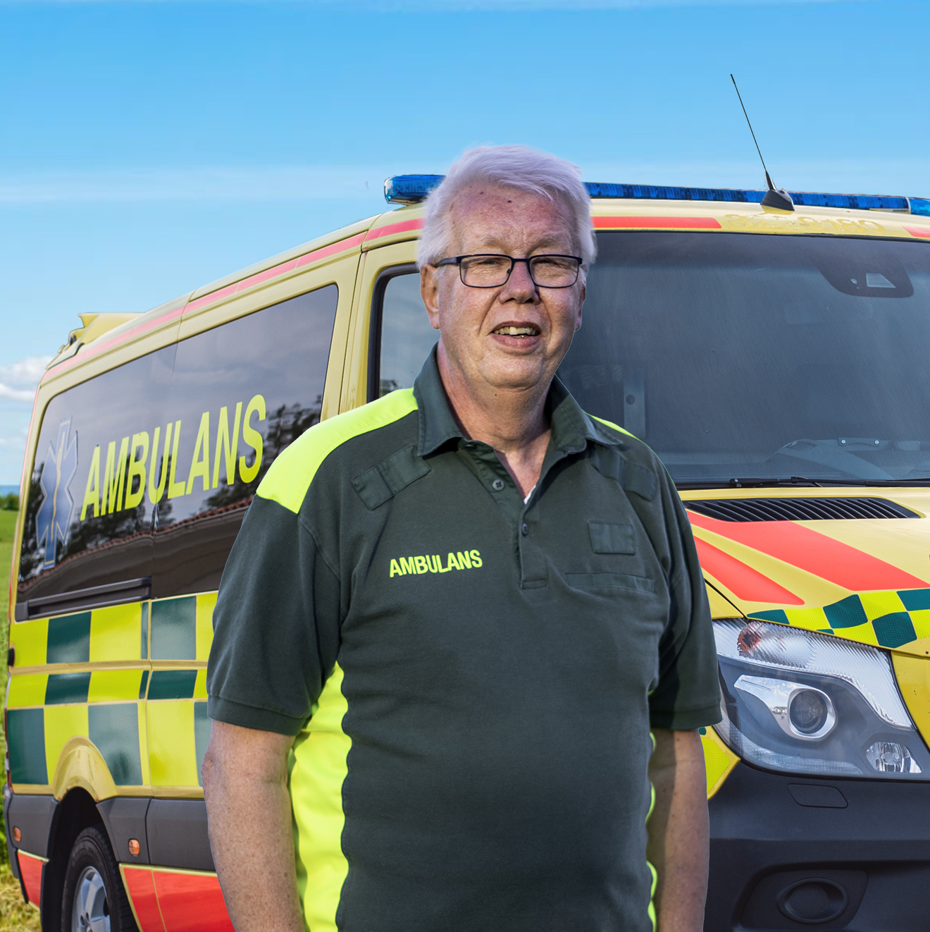 Krister Johansson framför en ambulans